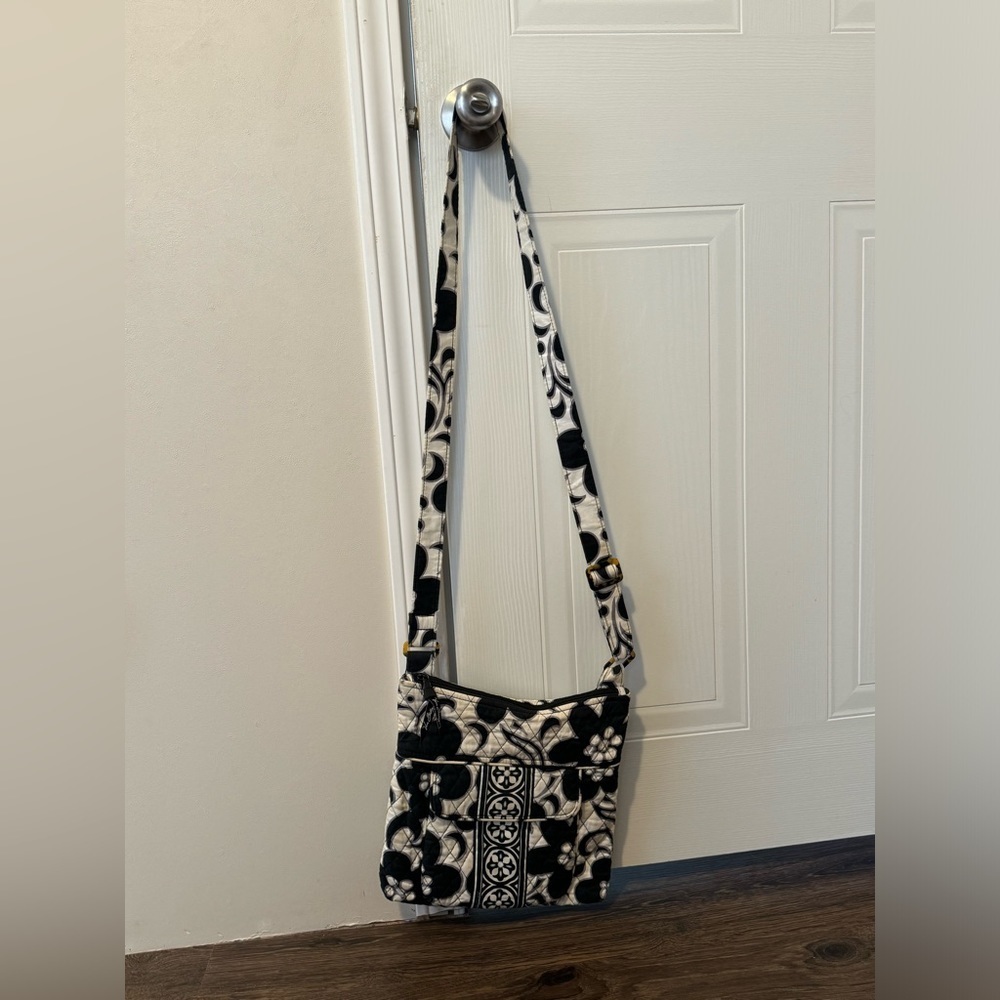 GREAT CONDITION👜Vera Bradley Black and White Floral Spring Crossbody Bag